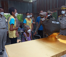 พลเอก ไพบูลย์ คุ้มฉายา องคมนตรี เชิญถุงพระราชทาน ... พารามิเตอร์รูปภาพ 3